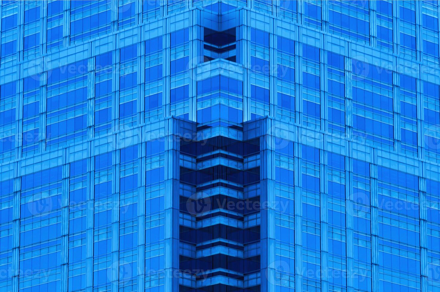 Modernes Bürogebäude mit Glasfenster foto