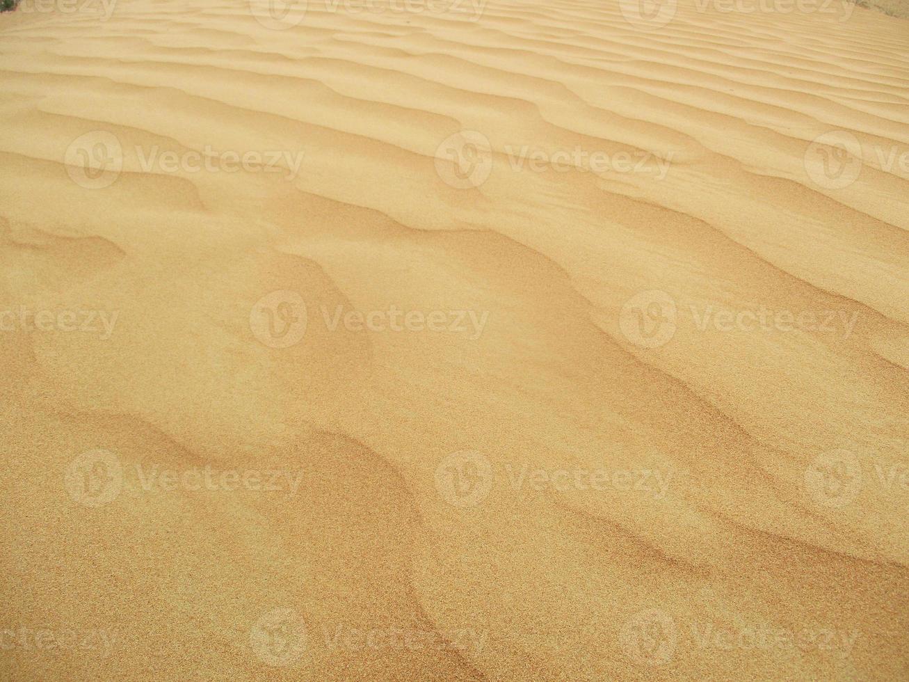 wellen von sandstruktur. Dünen der Wüste. Wüstendünen-Sonnenunterganglandschaft. foto