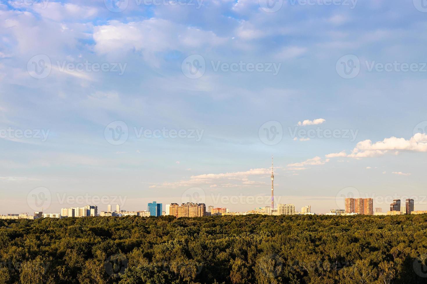 Park und Wohnhäuser am Horizont bei Sonnenuntergang foto