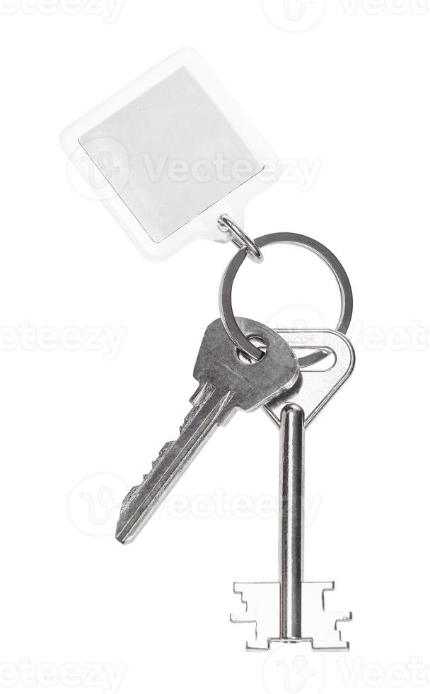 zwei Schlüssel am Ring mit leerem Schlüsselbund isoliert foto