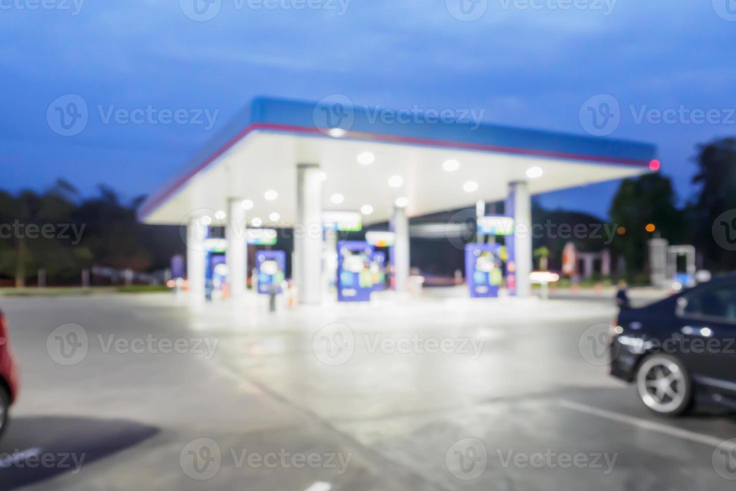 Verwischen Sie die Tankstelle nachts für den Hintergrund foto