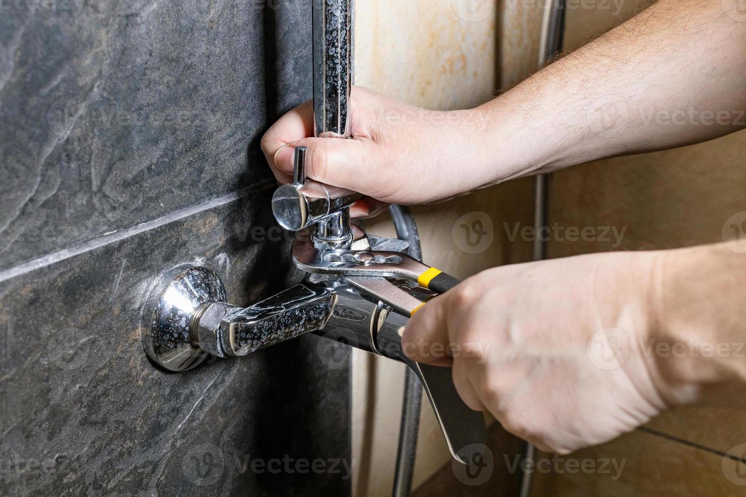 Hände installieren Paronit-Dichtung in Wasserhahn und Schraubenschlüssel  10246466 Stock-Photo bei Vecteezy