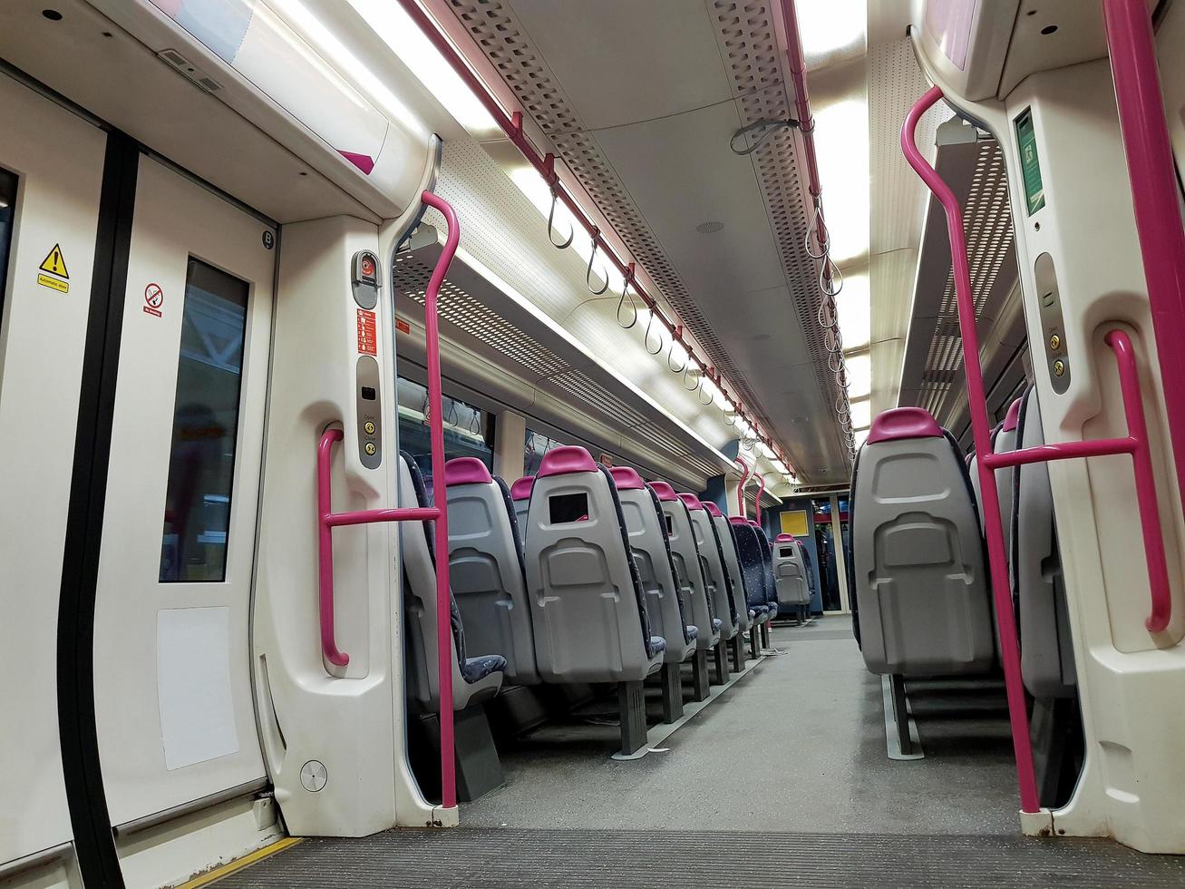 London, Großbritannien, 2019 - in einem leeren Waggonzug. Innenansicht des Korridors in Personenzügen mit leeren Sitzen des Great Britain Railway Train Systems. foto