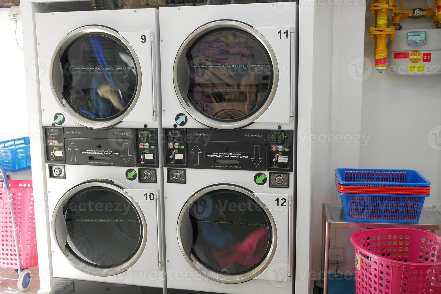 singapore orchard 10. juni 2022, reihe industrieller waschmaschinen foto