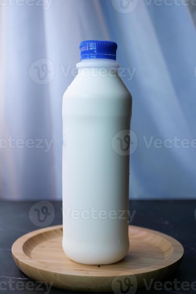 frische Milch in einer Plastikflasche auf dem Tisch foto