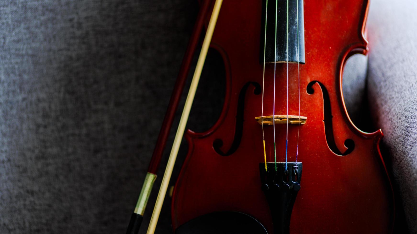 Violine Vintage Musikinstrument des Orchesters mit natürlichem Licht aufgenommen foto