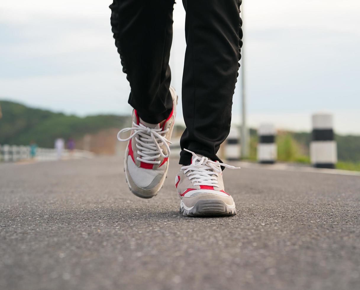 Nahaufnahme von Mädchenschuhen zu Fuß foto