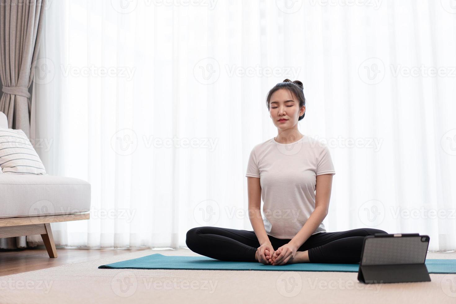 produktives aktivitätskonzept ein ruhiges mädchen, das sich darauf konzentriert, allein in friedlicher atmosphäre im wohnzimmer zu meditieren foto