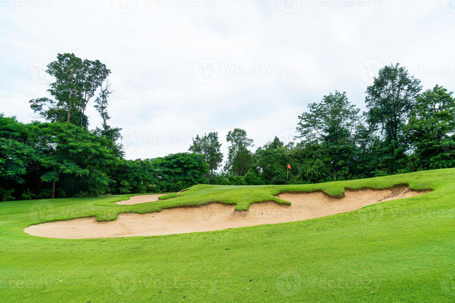 Grün mit Sandbunkern auf dem Golfplatz foto