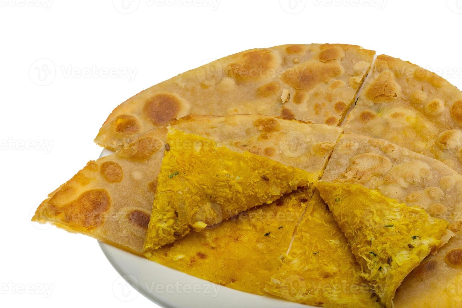 Chicken Paratha auf dem Teller und weißem Hintergrund foto