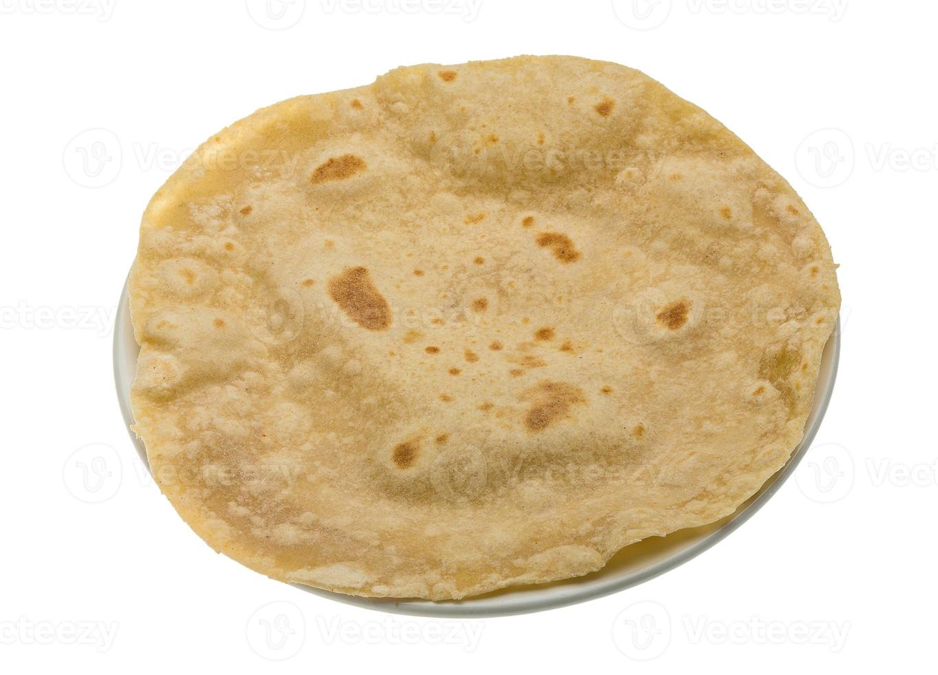 Chapati in einem Korb auf weißem Hintergrund foto