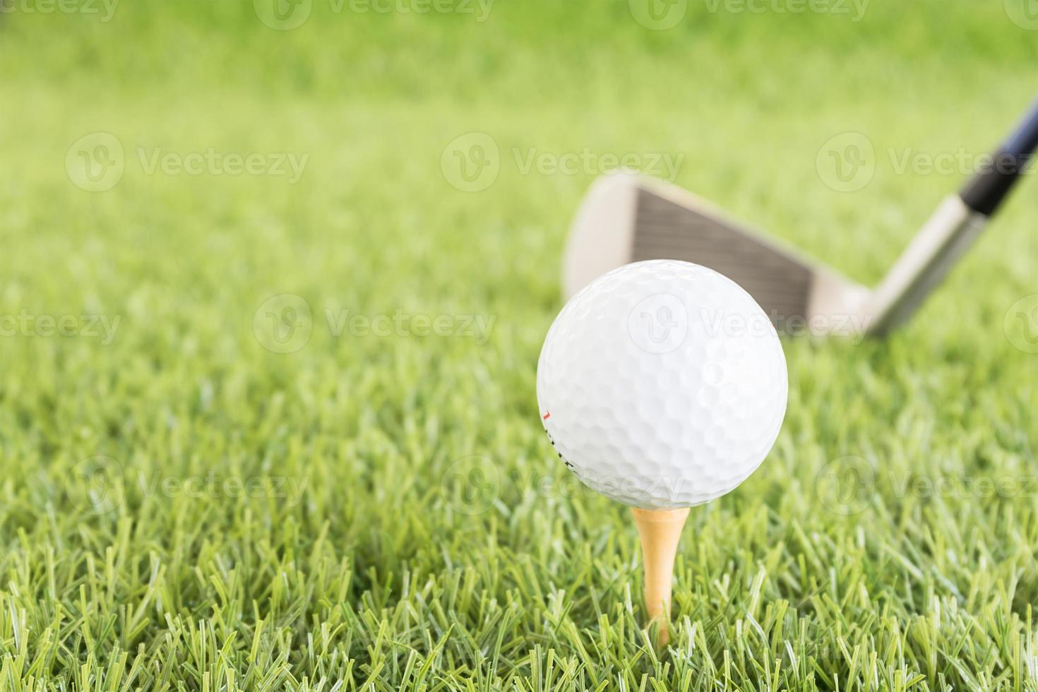 Golfball auf Abschlag foto