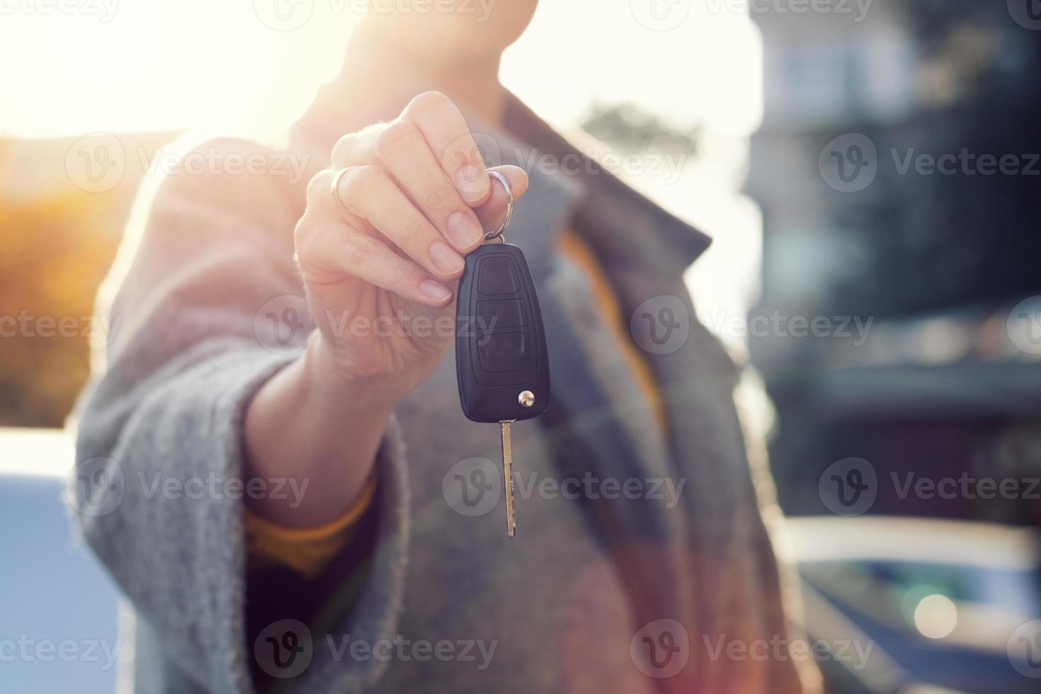 Frau mit neuem Autoschlüssel. foto