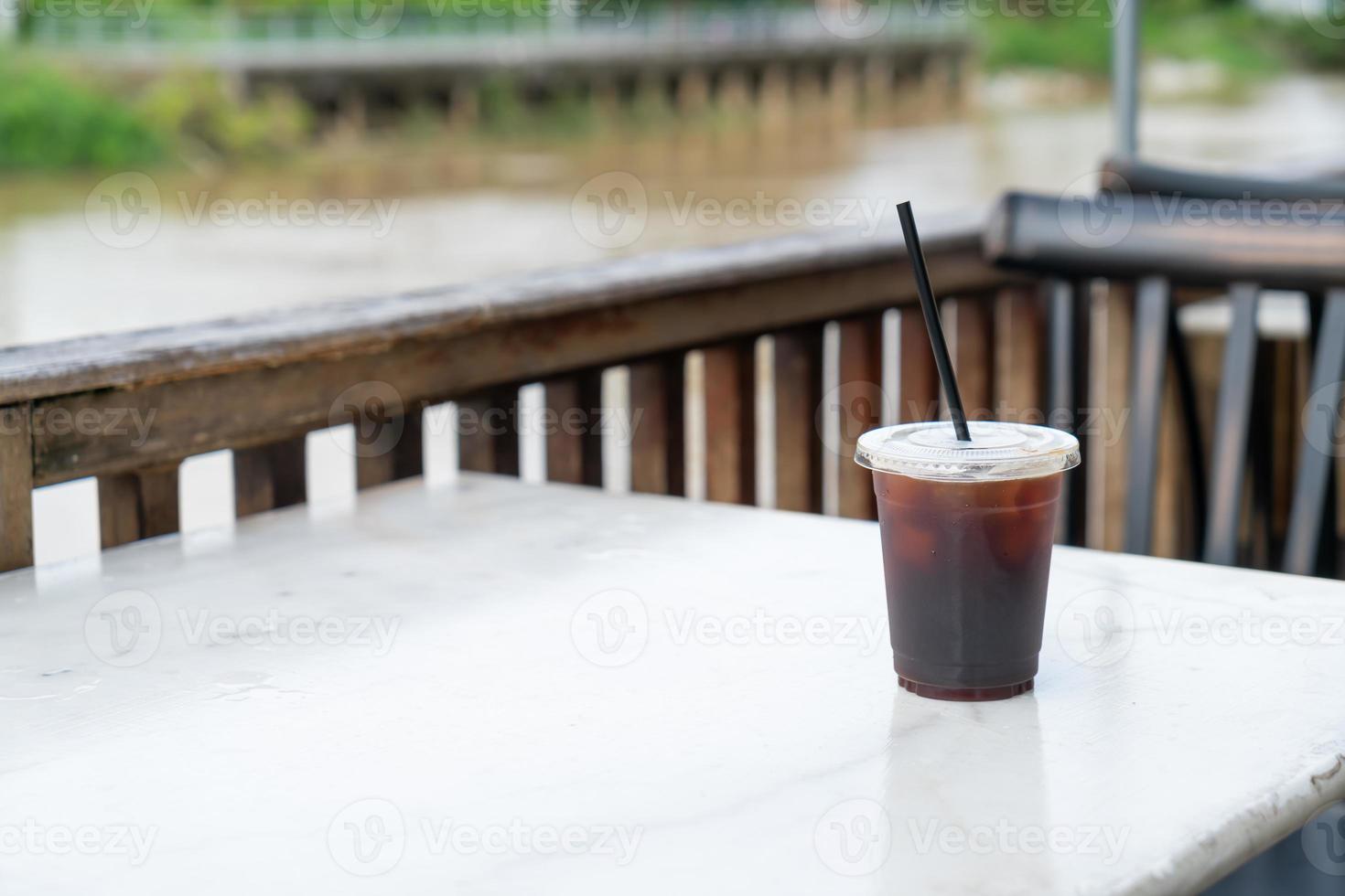 Americano-Kaffee oder langer schwarzer Kaffee im Glas foto