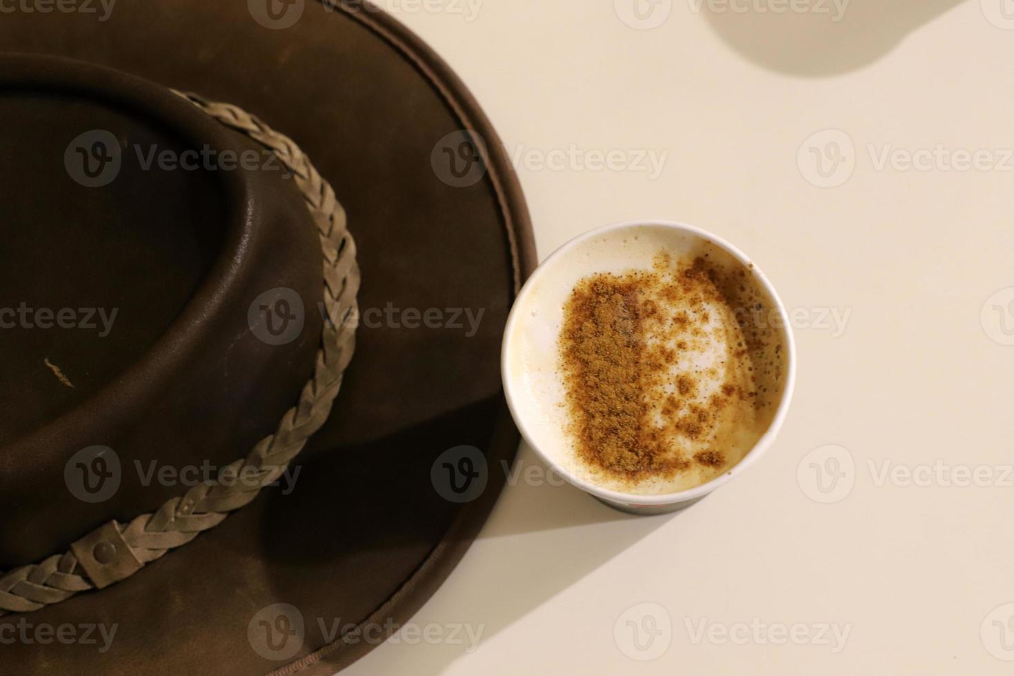 Heißer Kaffee auf dem Tisch in einem Restaurant. foto