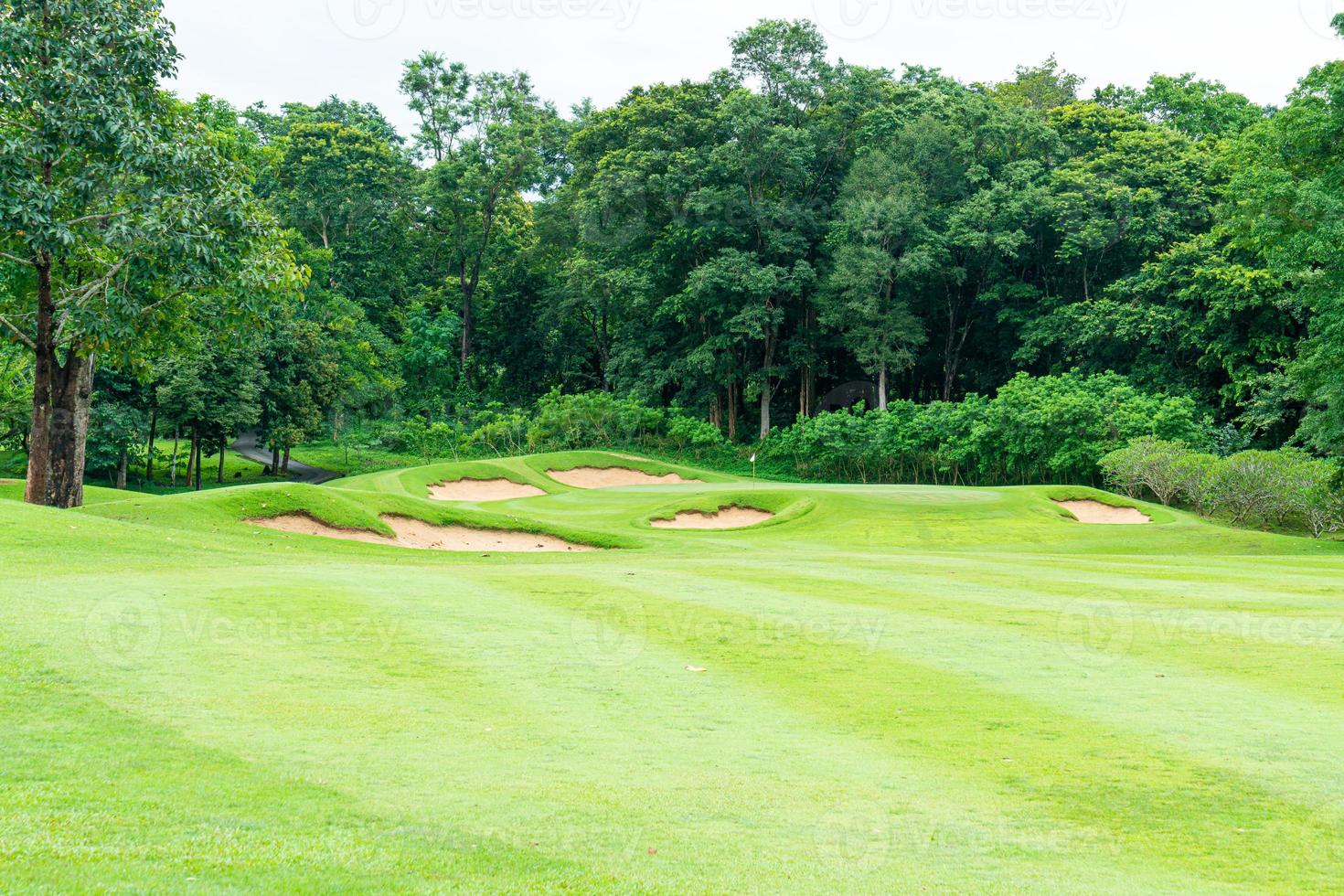 Grün mit Sandbunkern auf dem Golfplatz foto