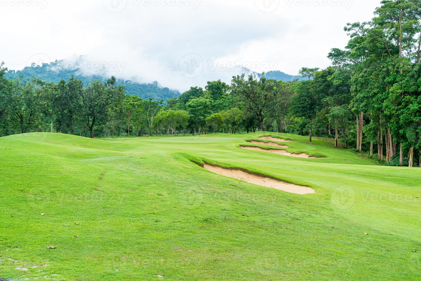 Grün mit Sandbunkern auf dem Golfplatz foto