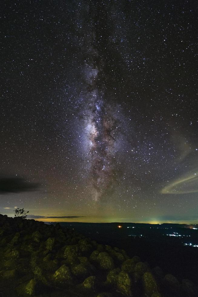 milchstraßengalaxie mit knopfsteinboden heißt lan hin pum sichtspunkt im phu hin rong kla nationalpark in phitsanulok, thailand foto