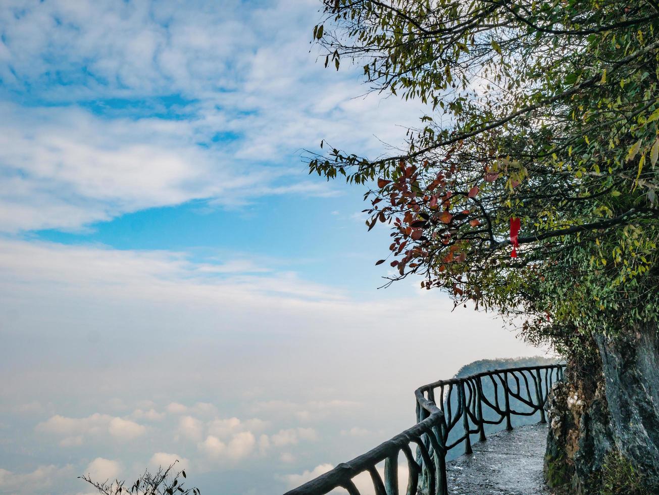steingehwegbalkon auf dem tianmen-berg cilff mit schöner weißer wolke und himmel in der stadt zhangjiajie, china. der berg tianmen das reiseziel der stadt hunan zhangjiajie, china foto
