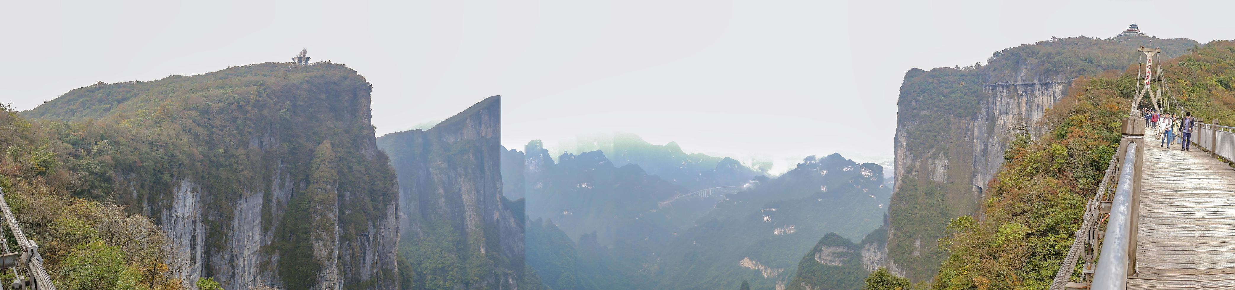 zhangjiajie.china - 15. oktober 2018. unbekannter tourist, der auf hängebrücke geht, überquert den berg am berg tianmen zhangjiajie china. tianmen berge reiseziel von zhangjiajie china foto