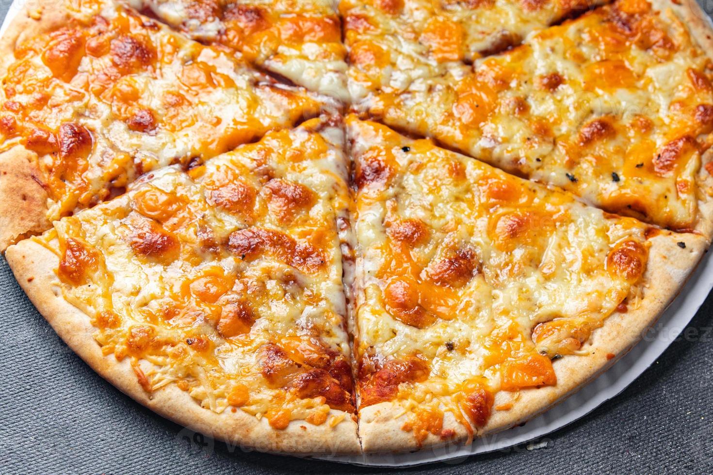 käsige pizza käsegericht gesunde mahlzeit essen snack auf dem tisch kopierraum lebensmittelhintergrund foto
