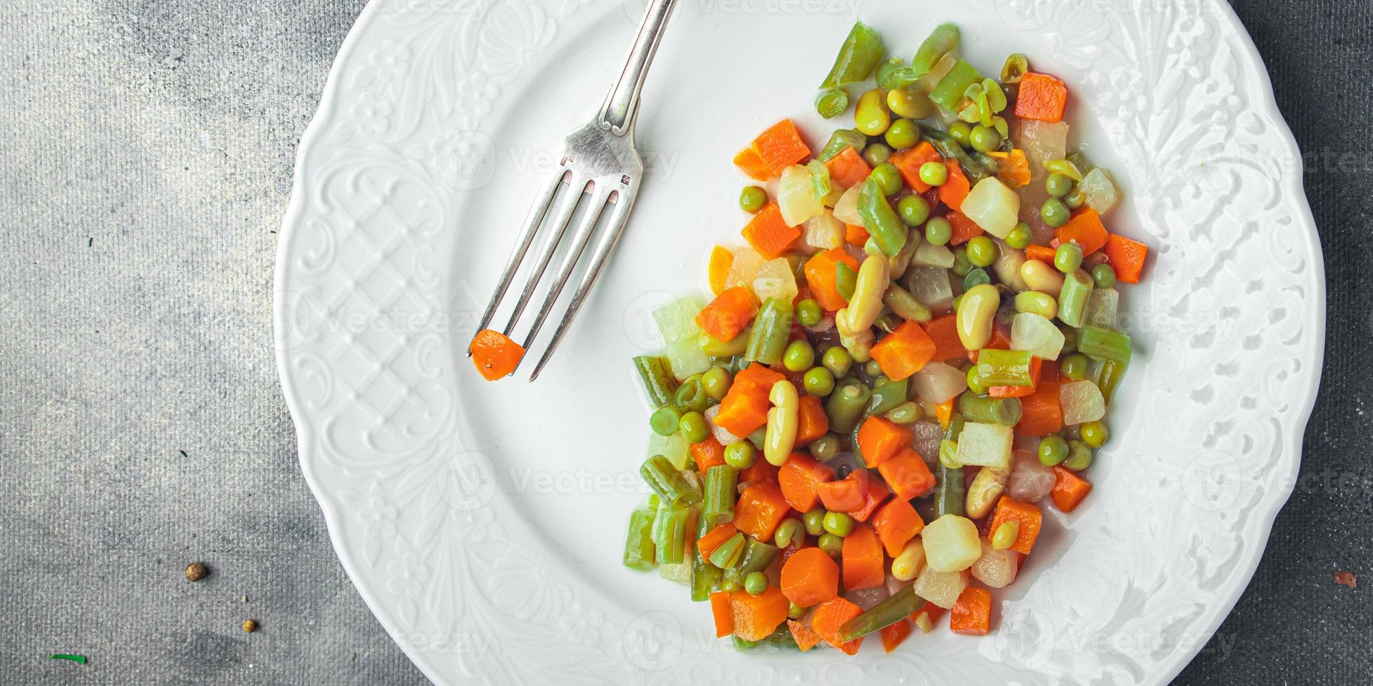 Mischen Sie Gemüsebohne, Erbsen, grüne Bohne, Karotte, Selleriegemüse frisches Gericht gesunde Mahlzeit Lebensmittelsnack Diät auf dem Tisch kopieren Raum Lebensmittelhintergrund foto