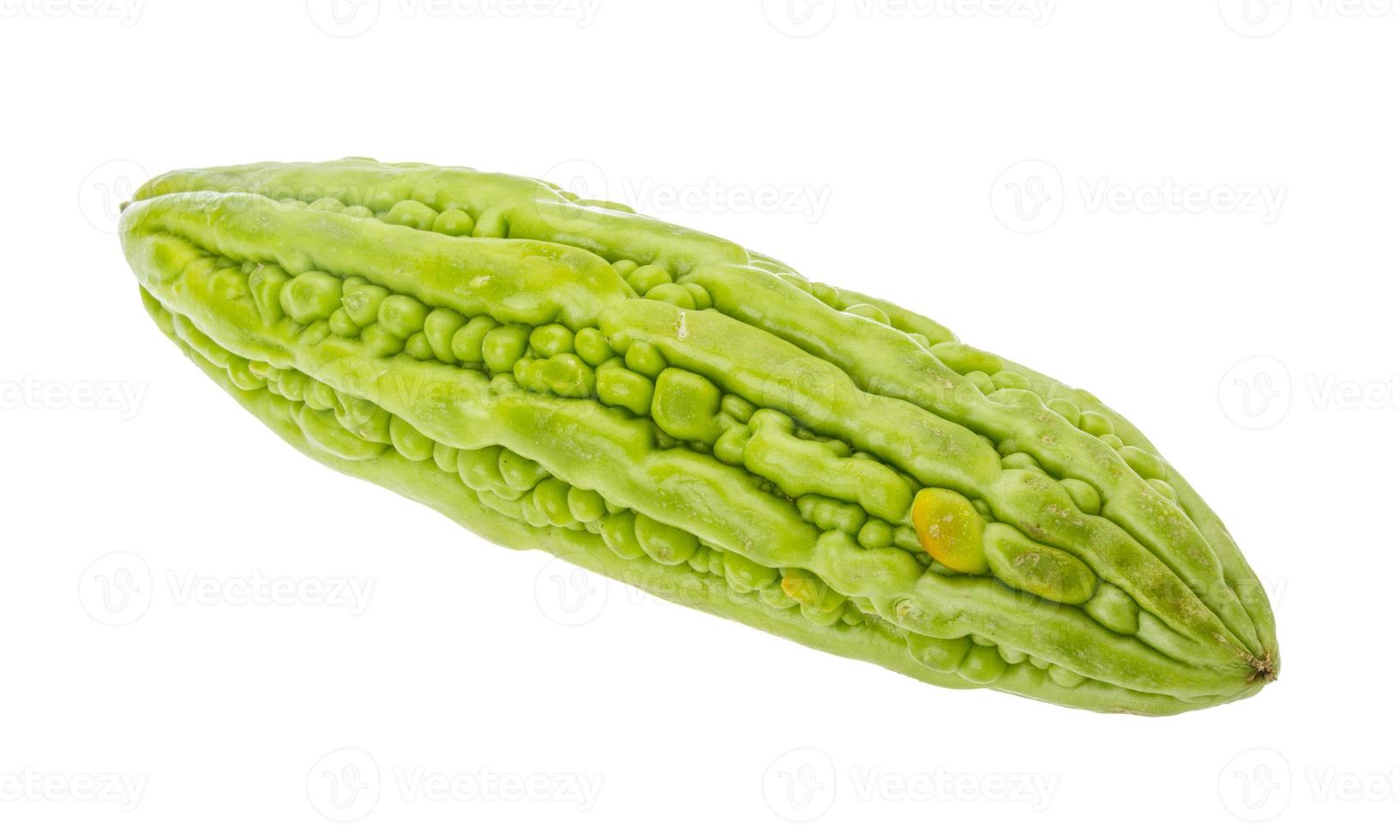 bittere Melone auf weißem Hintergrund foto