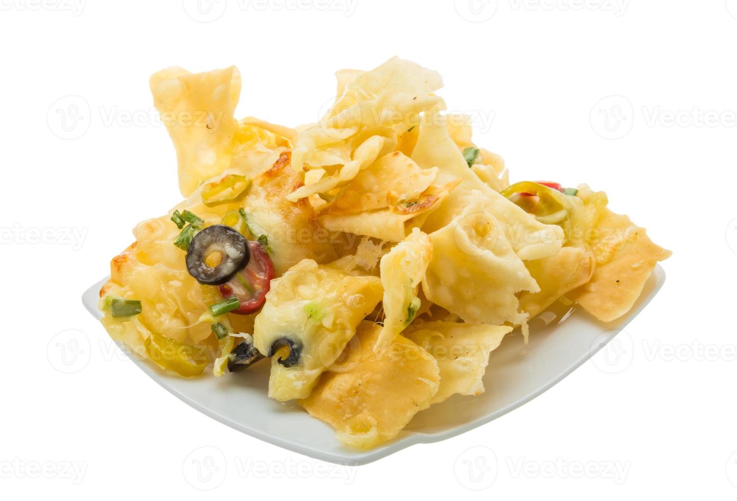 Nachos auf dem Teller und weißem Hintergrund foto