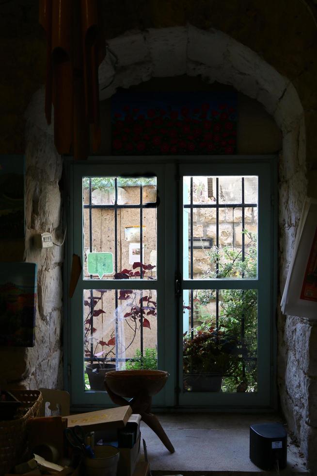 haifa israel 19. mai 2019. kleines fenster an der fassade eines wohnhauses. foto