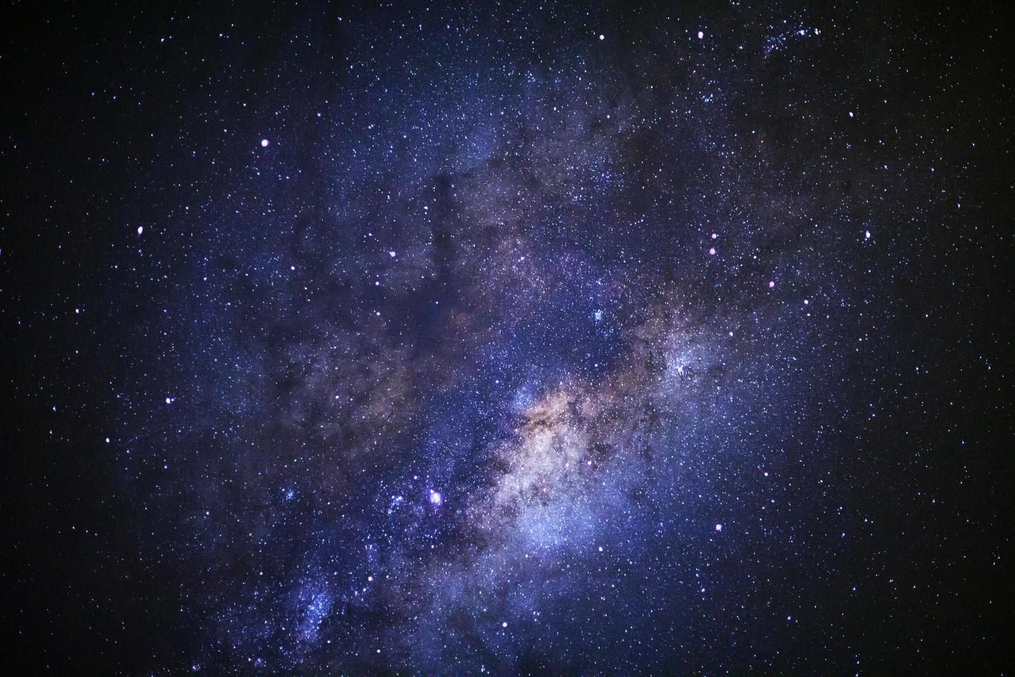 Das Zentrum der Milchstraße mit Sternen und Weltraumstaub im Universum, Foto mit langer Belichtungszeit, mit Korn.