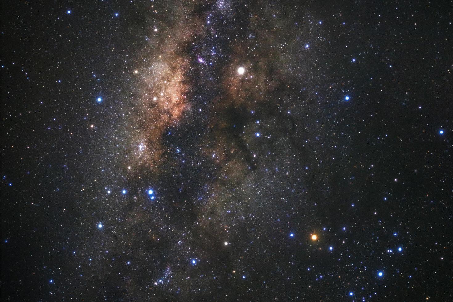 Milchstraßengalaxie mit Sternen und Weltraumstaub im Universum, Foto mit langer Belichtungszeit, mit Korn.