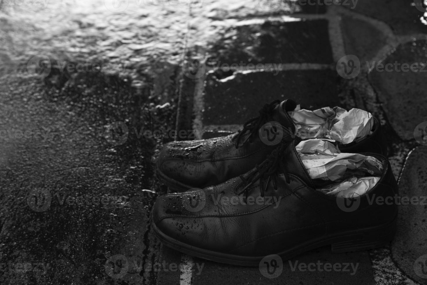 ein Paar nasse Schuhe an einem regnerischen Tag foto
