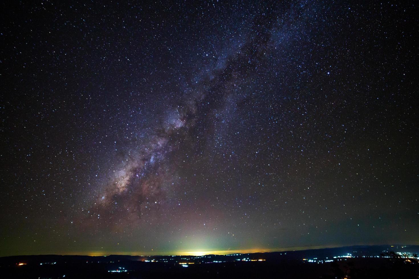 Landschaftsmilchstraßengalaxie mit Wolken- und Weltraumstaub im Universum, Langzeitbelichtungsfoto, mit Korn. foto