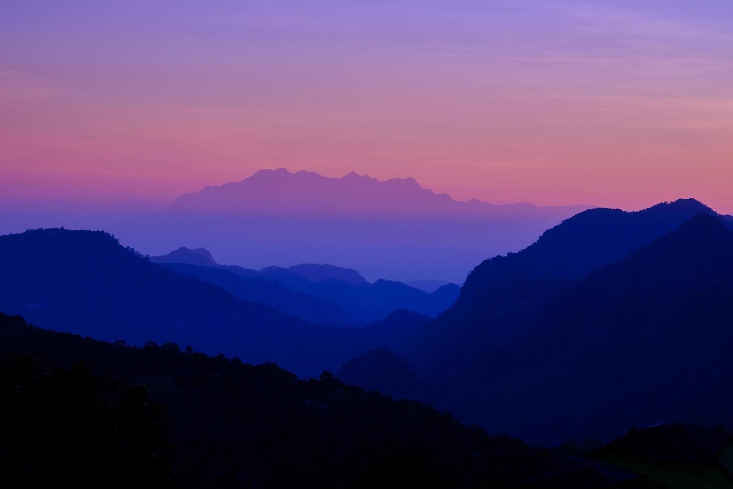 schöne berglandschaft bei sonnenuntergang am monson-aussichtspunkt doi angkhang, chaingmai thailand foto