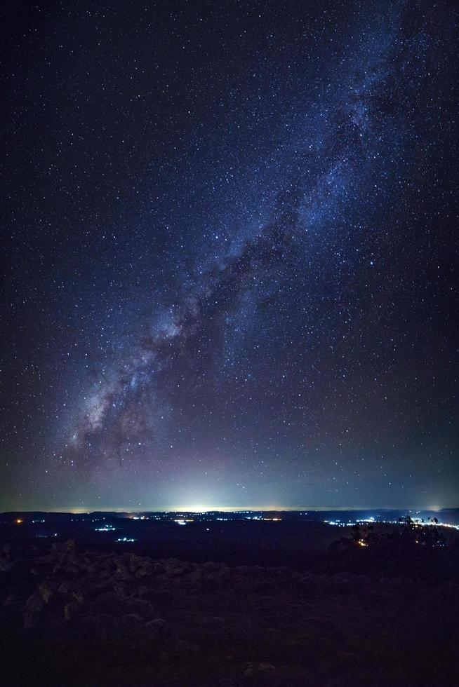 panorama vertikale milchstraße mit knopf steinboden heißt lan hin pum aussichtspunkt im phu hin rong kla nationalpark in phitsanulok, thailand foto