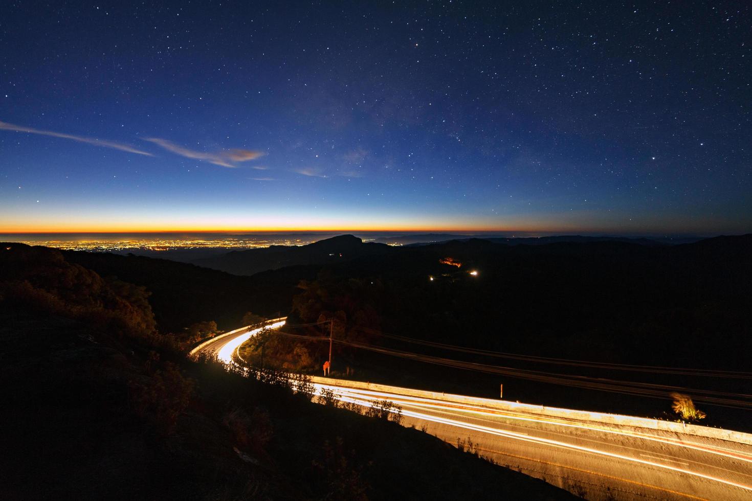 milchstraßengalaxie mit sternen und weltraumstaub im universum und beleuchtung auf der straße vor dem morgen in doi inthanon chiang mai, thailand foto