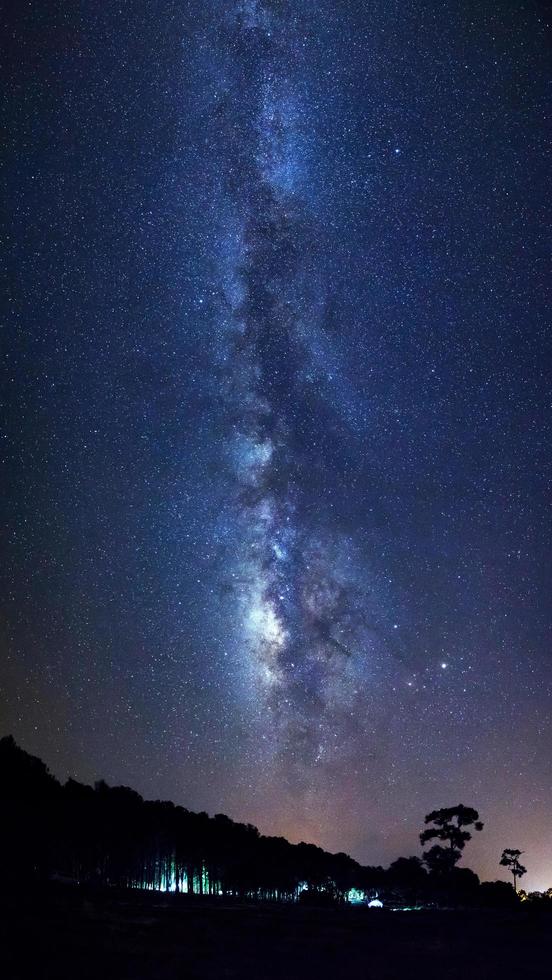 Panorama-Milchstraßengalaxie mit Sternen und Weltraumstaub im Universum, Foto mit langer Belichtungszeit, mit Korn.