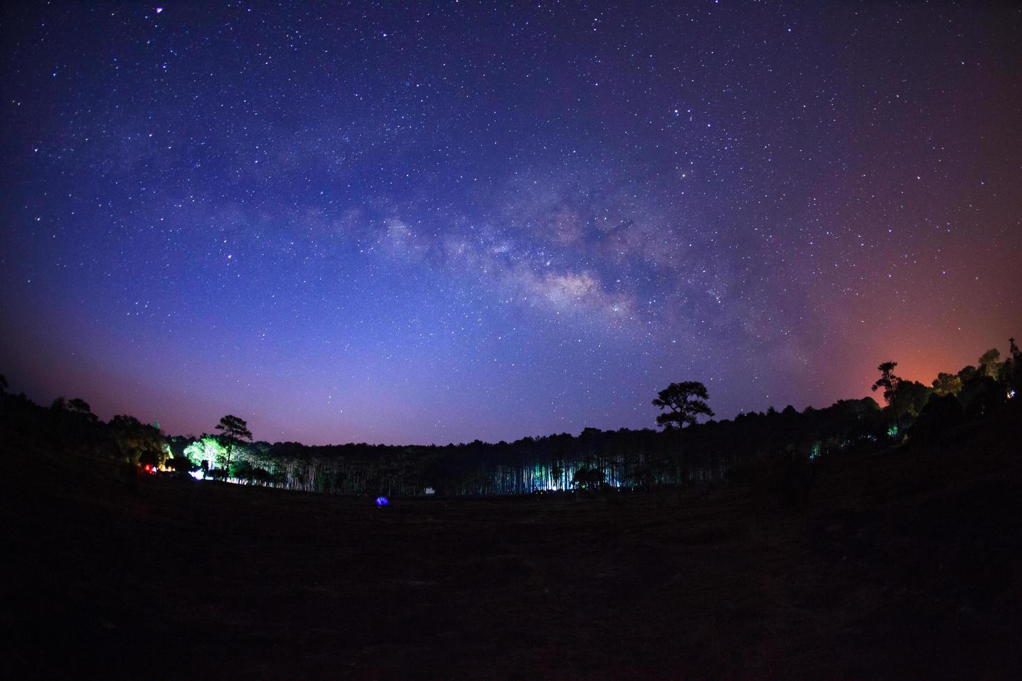 Landschaft Milchstraßengalaxie mit Sternen- und Weltraumstaub im Universum, Foto mit langer Belichtungszeit, mit Korn.
