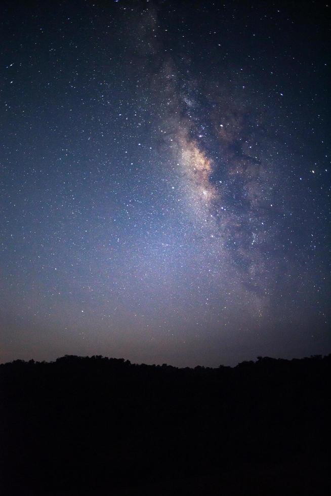 Milchstraßengalaxie mit Sternen und Weltraumstaub im Universum, Foto mit langer Belichtungszeit, mit Korn.