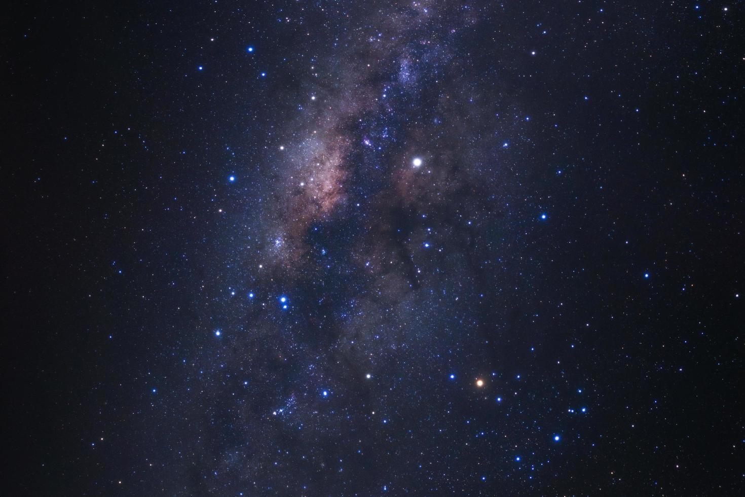 Milchstraßengalaxie mit Sternen und Weltraumstaub im Universum, Foto mit langer Belichtungszeit, mit Korn.