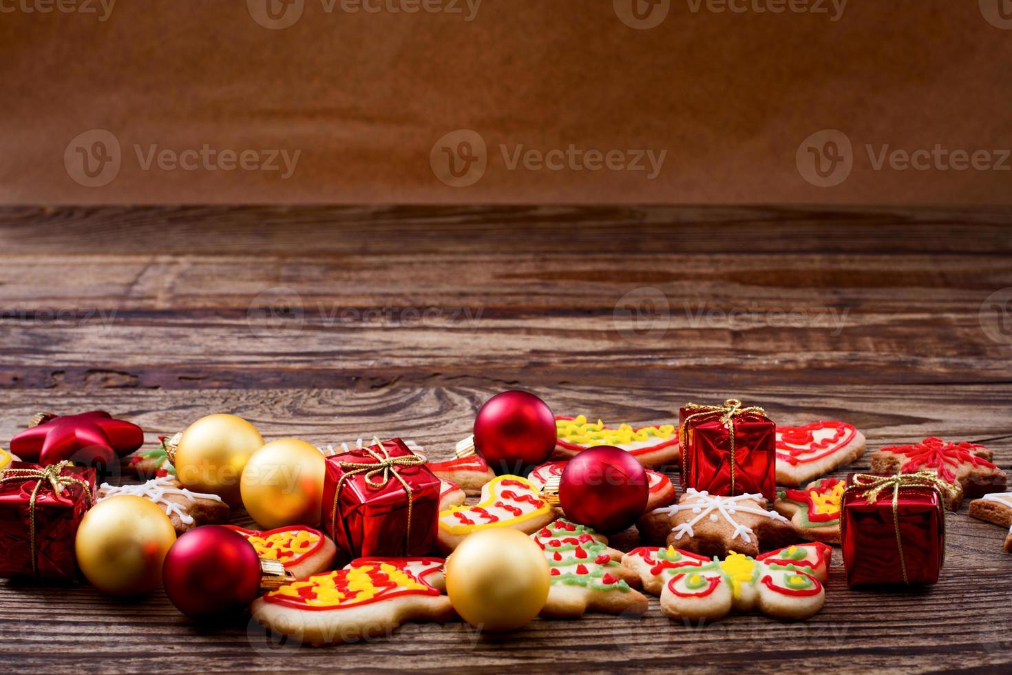 knar und weihnachtsessen süße kekse auf holztischhintergrund. Platz kopieren. selektiver Fokus. frohes neues jahr konzept. foto