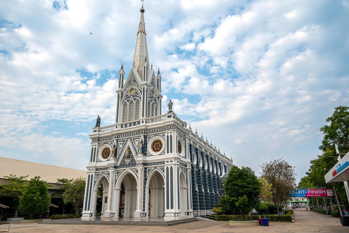 Die Kathedrale der Geburt unserer lieben Frau ist eine katholische Kirche in der Provinz Samut Songkhram, Thailand. Die Kirche ist ein öffentlicher Ort in Thailand, an dem Menschen mit religiösem Glauben zusammenkommen, um Rituale durchzuführen. foto