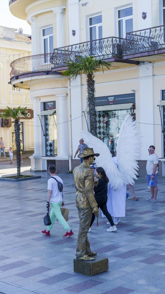 jalta, krim-8. juni 2021 stadtlandschaft mit menschen auf der straße foto