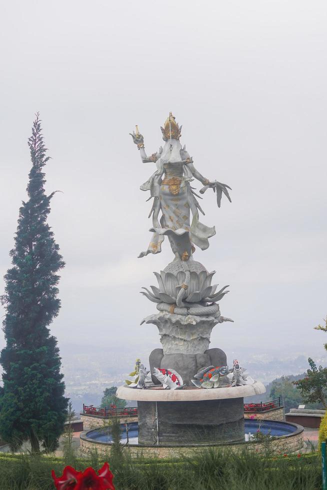 balinesische göttin statue im garten premium foto