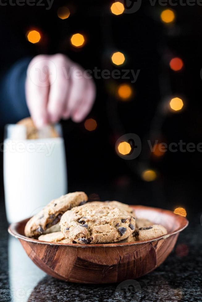 Schokoladenkekse und Milch foto