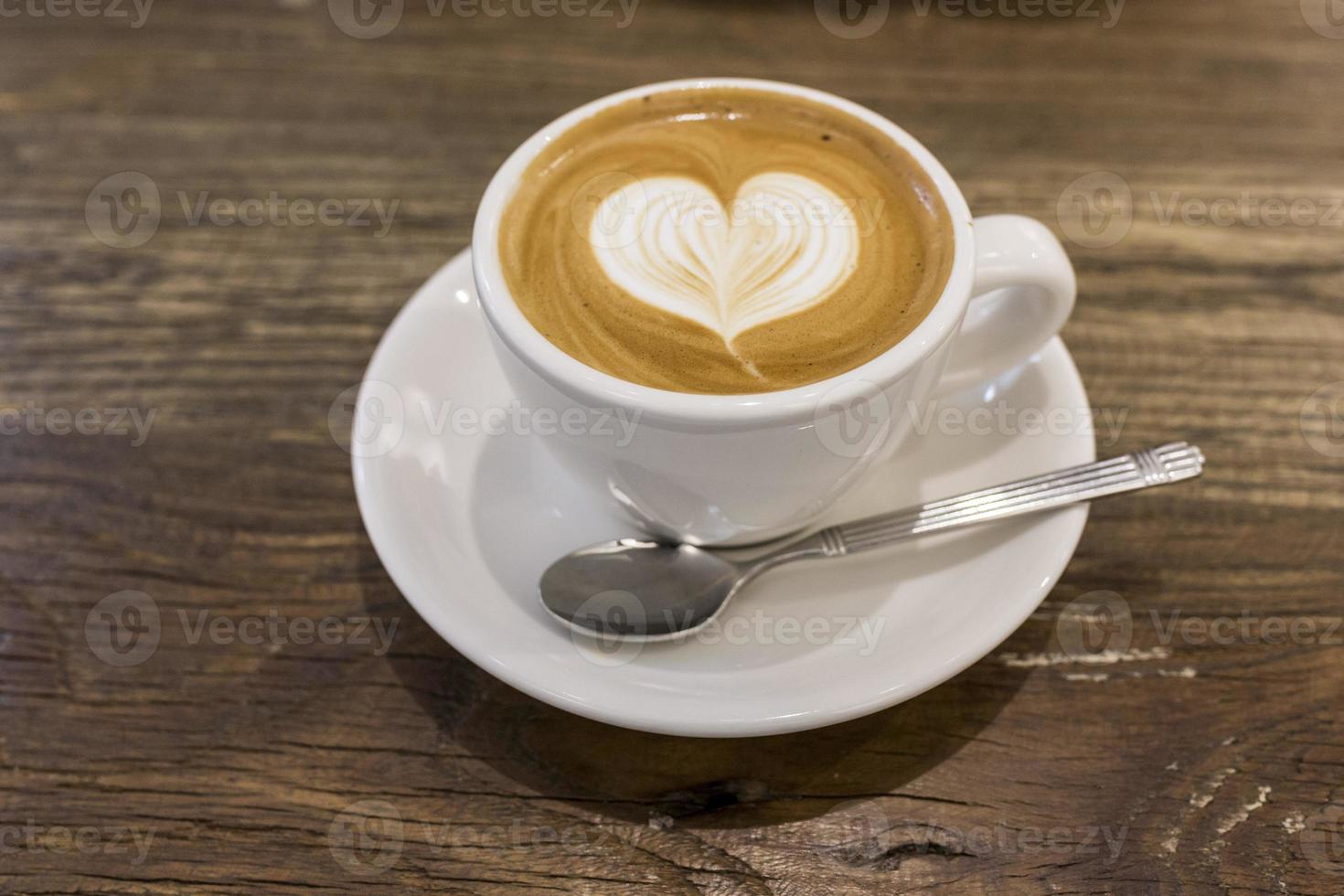 Tasse Kaffee auf einem Tisch foto