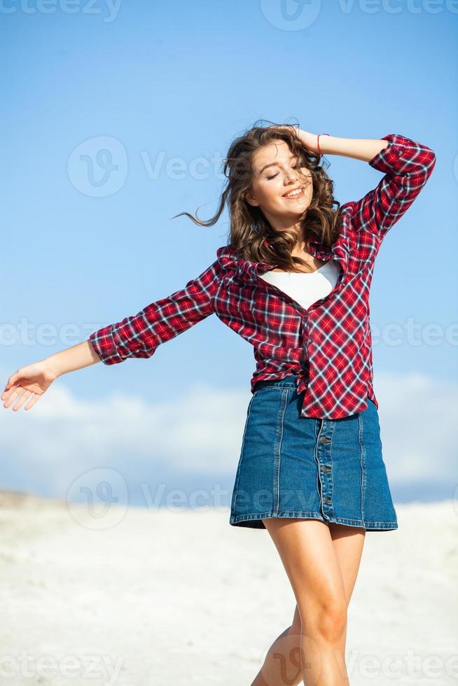 Hipster-Frau, die sich in der Natur entspannt. schönes Mädchen foto