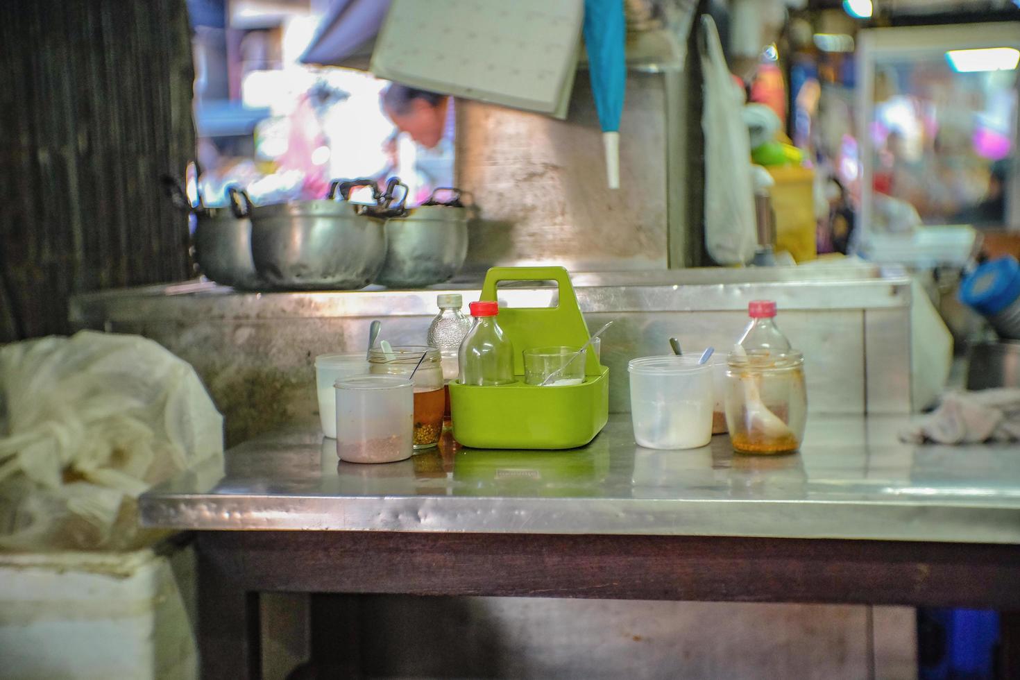 gewürzset in thailand lokales lebensmittelrestaurant. gewürzset, zucker, essig, cayennepfeffer und fischsoße für thailändisches essen oder nudeln foto