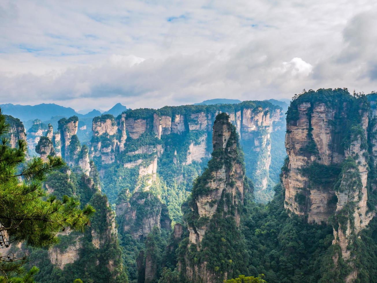 schöner berg von yuanjiajie oder avartar berg im zhangjiajie national forest park im wulingyuan bezirk zhangjiajie stadt china foto