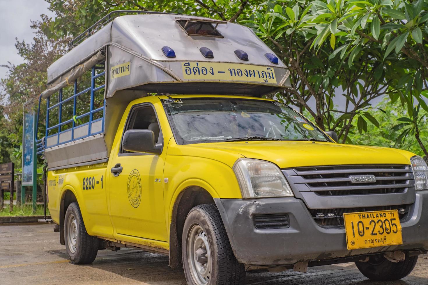 kanchanaburi.thailand-1. juli 2017. bustransit zur pilok-mine im thongphaphum-bezirk kanchanaburi-stadt thailand foto